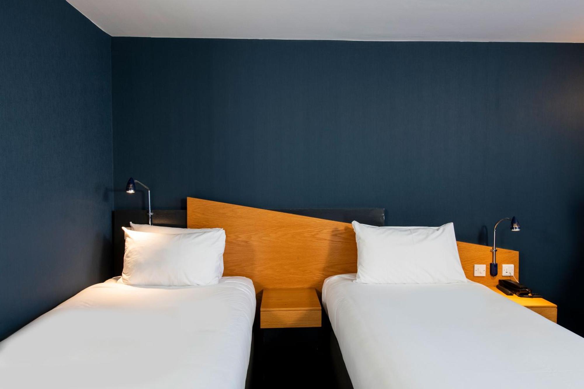 Holiday Inn Express Taunton East By Ihg Exterior foto